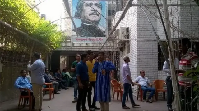 আওয়ামী লীগের উপকমিটিগুলো গঠনের প্রক্রিয়া নিয়ে নতুন করে প্রশ্ন উঠেছে।