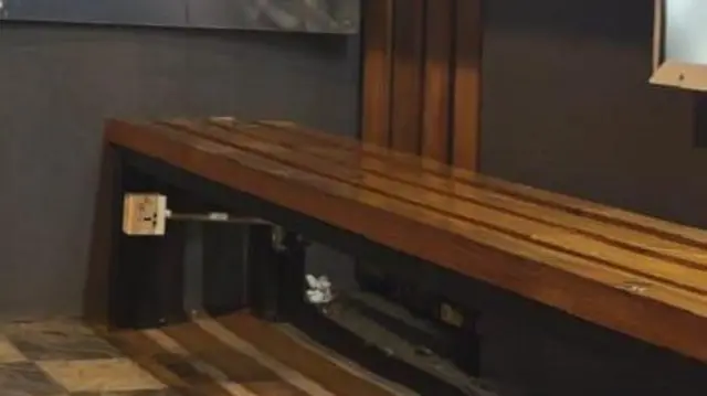 ተጓዓዝቲ መጓዓዝያ ዝጽበይሎም ቦታታት ምችው ካብ ምዃን ንላዕሊ ሞባይል ይዅን ላፕቶፕ 'ቻርጅ' መግበሪ ዘለዎም እዮም