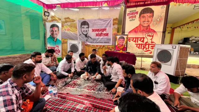 धनंजय देशमुख यांच्या सांत्वनासाठी आलेले लोक