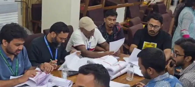 ওএমআর মেশিনে ভোট গণনার কথা থাকলেও সিদ্ধান্ত পরিবর্তন করে ম্যানুয়ালি অর্থাৎ হাতে গোনা হয়।