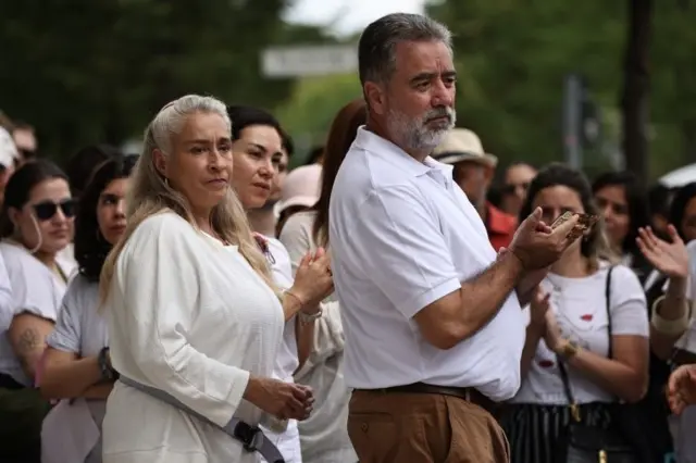 Los padres de María Fernanda Sánchez junto a un grupo de voluntarios durante las jornadas de búsqueda de su hija