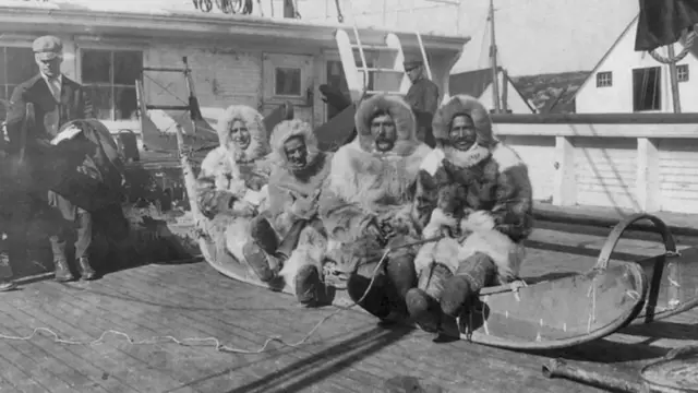 బృందంతో హెన్సన్