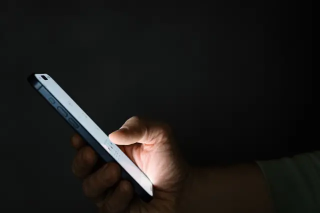 मुलीच्या बनावट अकाउंटच्या माध्यमातून आरोपीशी संवाद झाला आणि पोलिसांनी सापळा रचून नाशिक येथे या आरोपीला तीन महिन्यांनी अटक केली.