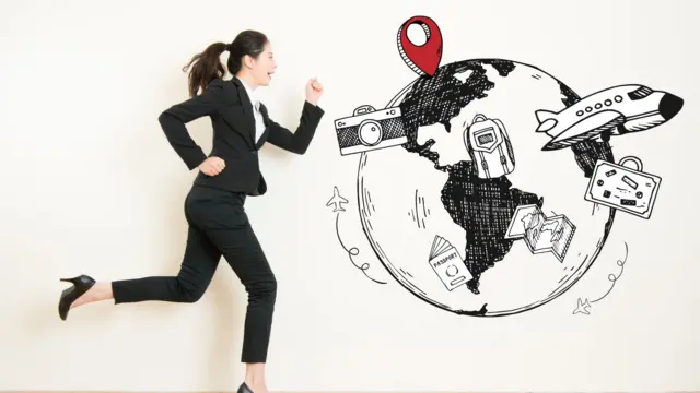 设计图片：一位身穿行政装束的亚洲女士追着旅游图示装饰奔跑