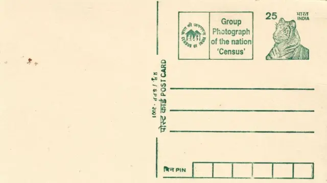 "Ulusun Grup Fotoğrafı" sloganını taşıyan bu çok dilli kartpostal ilanları, 2001 Nüfus Sayımı öncesinde nüfus sayımı mesajını Hindistan'ın dört bir yanına ulaştırdı. Görseldeki Hintçe-İngilizce versiyon Ocak 2001 tarihini taşıyor.