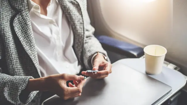Persona tomando una pastilla 