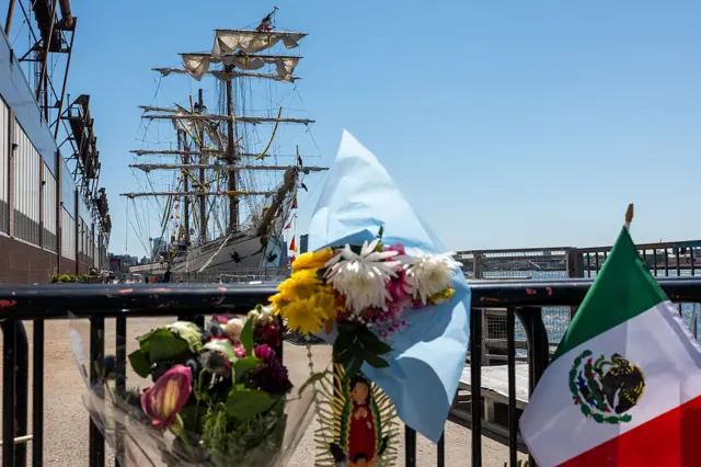 El buque Cuauhtémoc con los daños en sus mástiles