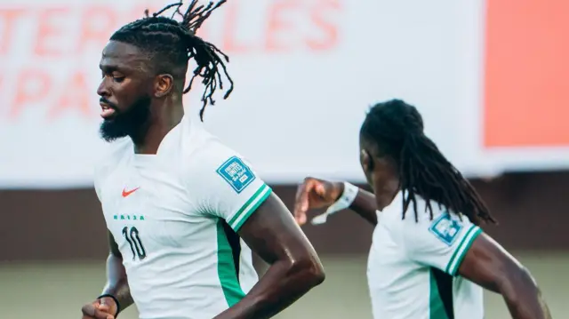 Aworan Tolu Arokodare ninu aṣọ ẹgbẹ agbabọọlu orilẹede Naijiria Super Eagles