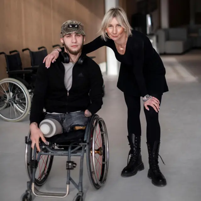 Ольга Руднєва з пораненим солдатом