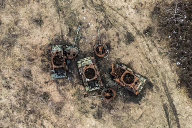 Hình ảnh những chiếc xe tăng Nga bị phá hủy gần làng Bohorodychne thuộc vùng Donetsk, Ukraine năm 2024