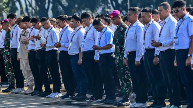 Sejumlah peserta Komponen Cadangan (Komcad) unsur Aparatur Sipil Negara (ASN) dari berbagai kementerian mengikuti apel pemberangkatan program Komcad ASN Kementerian ke Lembaga Pendidikan TNI Tahun 2026 di kawasan Monumen Nasional, Jakarta, Senin (13/4/2026). 