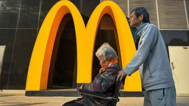 40 वर्षांनंतर त्वचेत काही फॅटी ऍसिड्स, जसे की ओमेगा 7 आणि पल्माइटोलिक ऍसिड, यांची कार्यप्रक्रिया बदलते, यामुळे शरीराचा गंधही बदलतो.