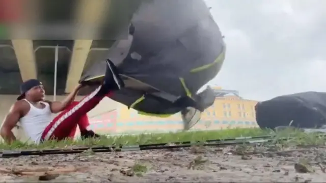 ማይክ ስሞልስ ጁኒየር የቀጥታ ስርጭቱን በሚያስተላልፍበት ወቅት