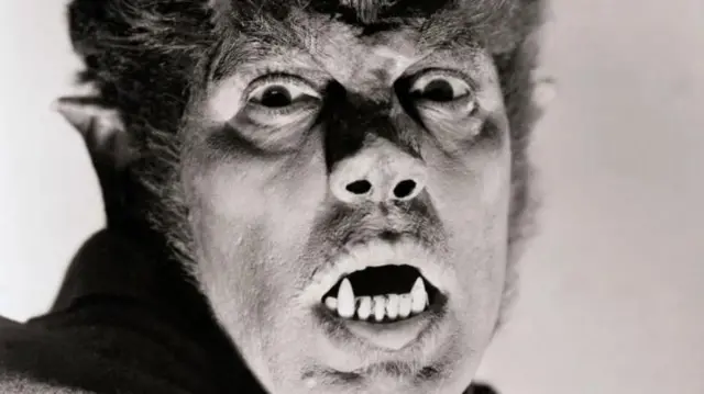 Hadithi ya ''Mbwa mwitu mtu'' imeendelea hadi nyakati za sasa, kutokana na filamu za kutisha kama vile The Werewolf of London ya 1935.