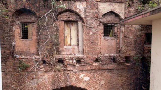 দখল হয়ে যাওয়া বড় কাটরার উপরের দিকের একটি অংশ 