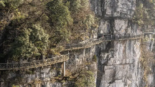 Parmi d'autres sentiers et ponts à couper le souffle, une passerelle suspendue à 1 400 mètres d'altitude emmène les randonneurs au bord de la montagne Tianmen (Crédit : Getty Images).