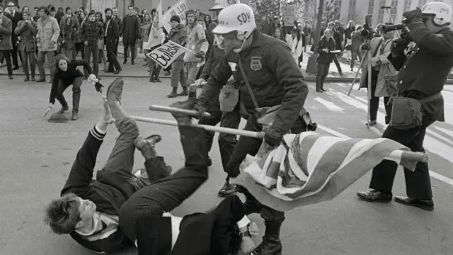 বিক্ষোভকারীদের সাথে প্রায়ই পুলিশের সংঘর্ষ হতো। 