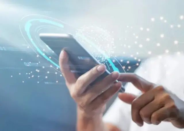 Des mains manipulant un cellulaire