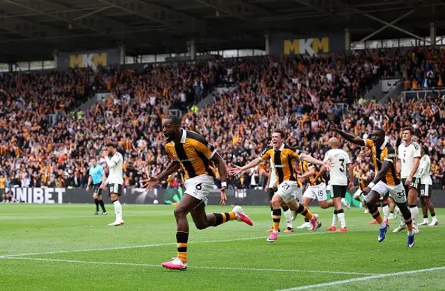Semi Ajayi, 22 Ağustos 2026'da İngiltere'nin Hull kentindeki MKM Stadyumu'nda oynanan Hull City - Manchester United Premier Lig 2026/27 sezonu karşılaşmasında takımının ilk golünü atışını kutluyor.