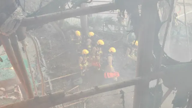 Фото згори кількох пожежників у важкому спорядженні в комплексі Wang Fuk Court. Фото зробив Вільям Лі.