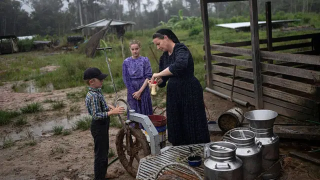 Familia menonita fotografiada en 2025 en Perú, donde han procedimientos criminales por deforestación.