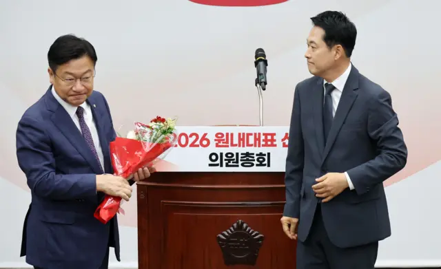 10일 국회에서 열린 국민의힘 원내대표 선출 의원총회에서 신임 원내대표로 당선된 정점식 의원이 장동혁 대표로부터 꽃다발을 받고 있다