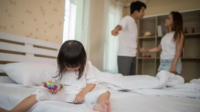 ਲੜਾਈ ਕਰਦੇ ਪਤੀ-ਪਤਨੀ ਅਤੇ ਉਦਾਸ ਬੱਚੀ ਦੀ ਸੰਕੇਤਕ ਤਸਵੀਰ