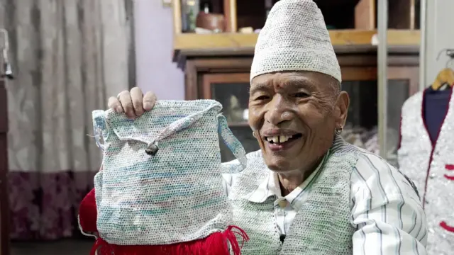 நேபாளம், முதியவர், பால் பாக்கெட்