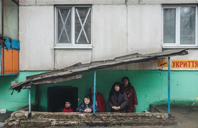 Мешканці одного з районів Лисичанська на вході до бомбосховища, обладнаного у підвалі, квітень 2022-го