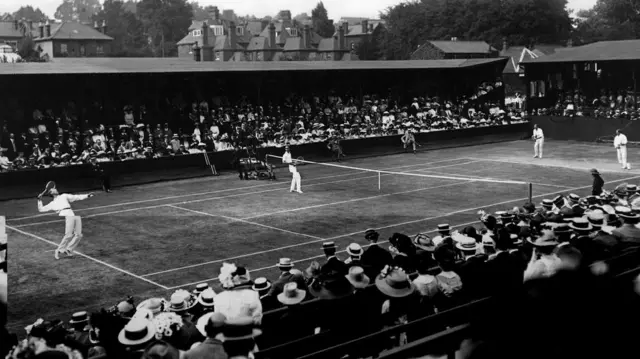 مسابقه دونفره مردان در سایت ورپل رود کلوپ آل انگلند. این باشگاه و مسابقات قهرمانیاش، در سال ۱۹۲۲ به مکان فعلی خود در خیابان چرچ (کلیسا) منتقل شد