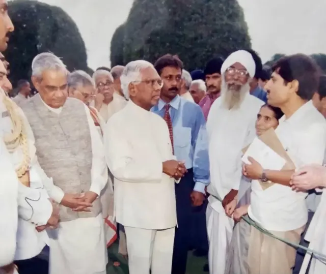 प्रेमी की पत्नी ओमा कौल (दाएं से दूसरी) और उनके बेटे राजिंदर कौल (दाएं)
