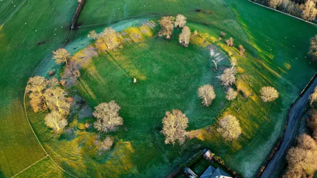 Mayburg Hange, Eamont Köprüsü yakınlarındaki önemli antik alanlardan biri. Burası aynı zamanda Athelstan'ın ilk İngiltere Kralı konumunu güçlendirdiği yer. 