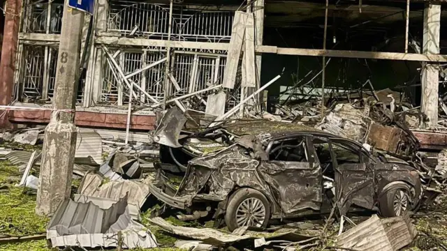 Наслідки російського обстрілу у Дніпрі у ніч проти 23 квітня 2026 року