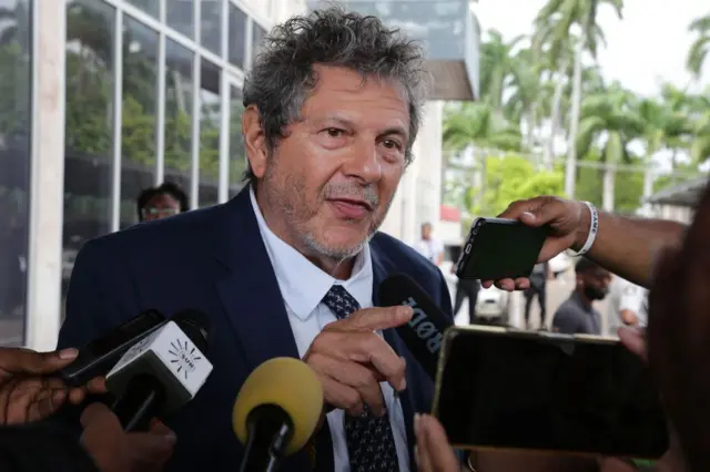 L'observateur de la Commission internationale des juristes, Reed Brody, s'adresse à la presse après la condamnation de l'ancien président Desi Bouterse par la Cour de justice du Suriname, à Paramaribo, le 20 décembre 2023.