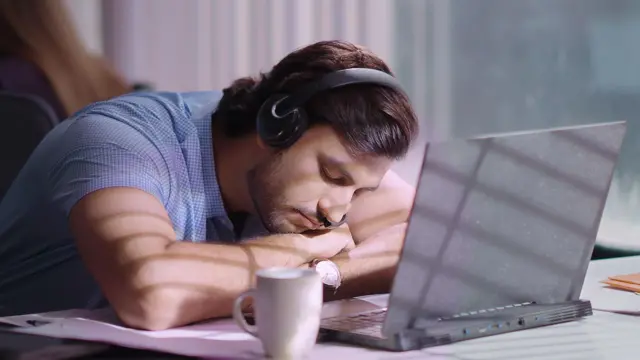 படுத்தவுடனே தூங்குவதற்கு 'ராணுவ தூக்க முறை' உதவுமா? எப்படி?