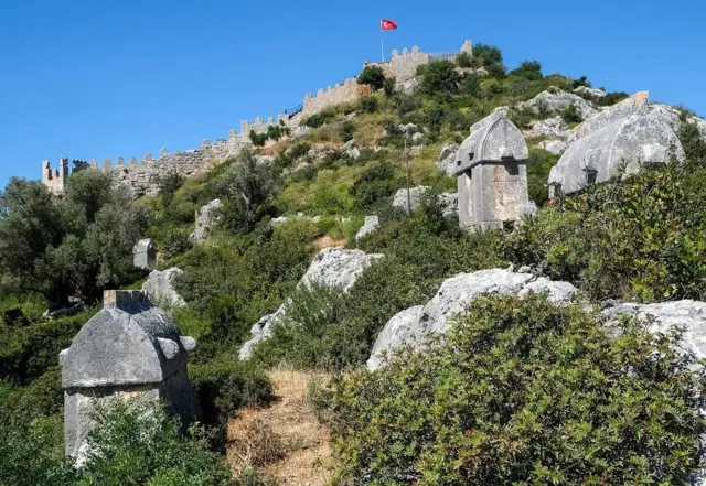 Des sarcophages lyciens sont dispersés le long de la Voie Lycienne, y compris autour du château de Simena.