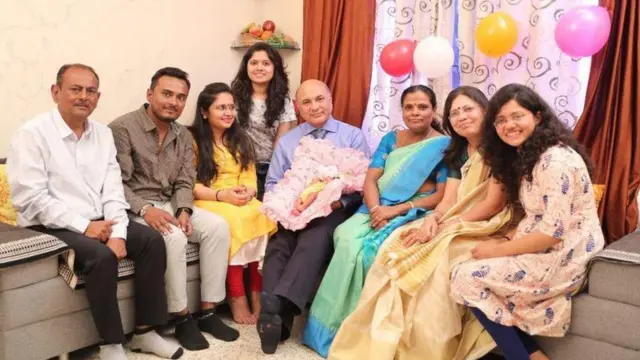 जियानाच्या कुटुंबासोबत डॉ. आशिष मेहरा 