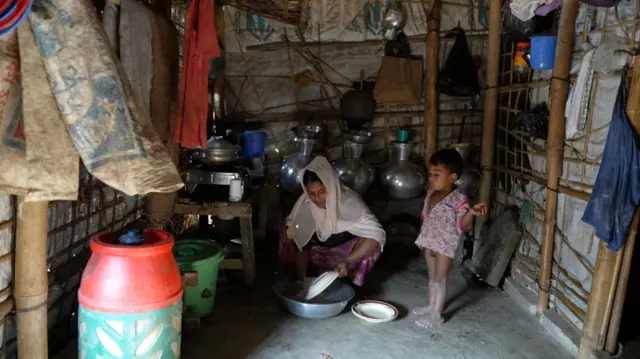 शिक्षण आणि वैद्यकीय उपचारांसाठी देखील त्यांना निर्वासितांच्या छावणीबाहेर जाण्यास मनाई आहे.