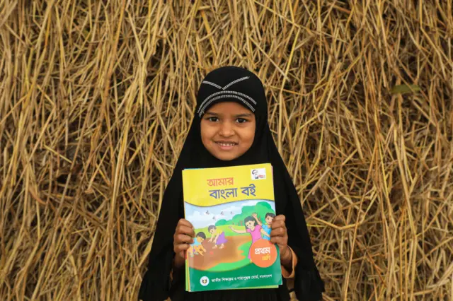 নতুন বই হাতে শিক্ষার্থী