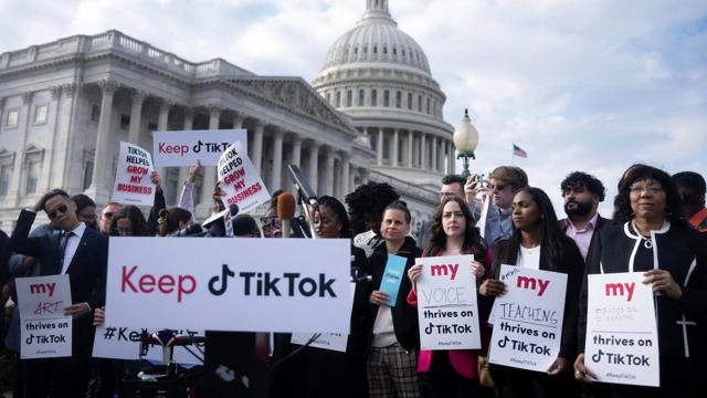 Personas con pancartas contra la prohibición de Tiktok frente al Capitolio de Washington. 