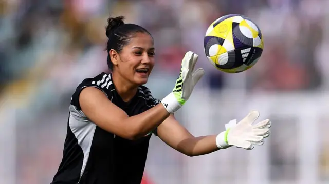  الهه صفدری دروازه‌بان تیم زنان متحد افغان قبل از مسابقه بین تونس و زنان متحد افغان در ۲۹ اکتوبر ۲۰۲۵ در کازابلانکا، مراکش