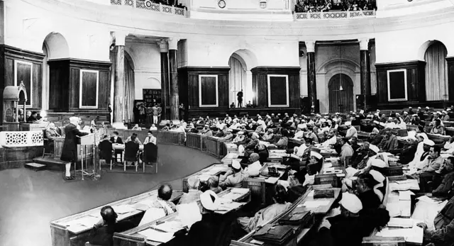  ভারতের সংবিধান সভায় বক্তব্য রাখছেন নেহরু, সামনে সংসদ সদস্যরা বসে রয়েছেন। লোকসভা কক্ষ 