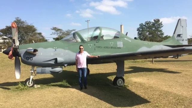 Edson Boaventura Júnior ao lado de um Super Tucano A-29
