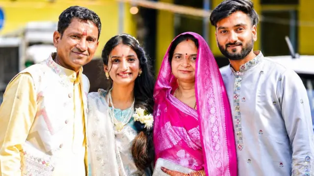 अपने मम्मी-पापा और बहन के साथ गौरव दवे; ब्रेन हेमरेज के बाद उन्हें ब्रेनडेड घोषित कर दिया गया था (फ़ाइल फ़ोटो)