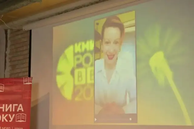 Лєна Лягушонкова під час нагородження Книги року BBC, відео на екрані