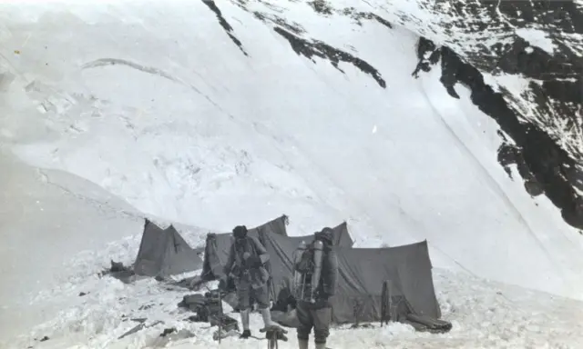 Mallory e Irvine abandonan el Collado Norte para la última ascensión. Esta es la famosa última imagen tomada de George Mallory (izquierda) y Sandy Irvine saliendo hacia el Collado Norte del Everest.