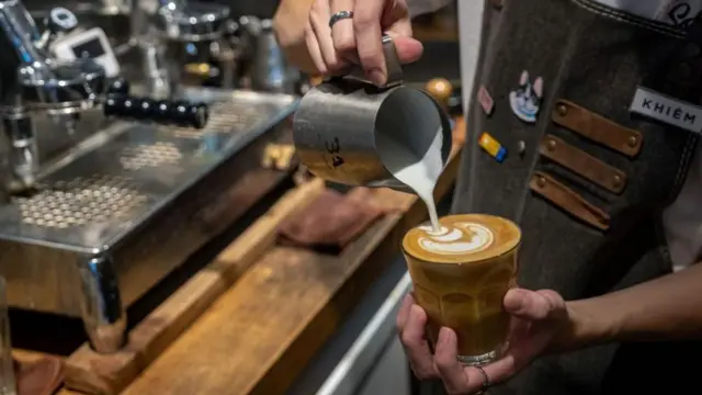 Barista coloca leitecódigo de bônus sorte esportivaum copocódigo de bônus sorte esportivacafé