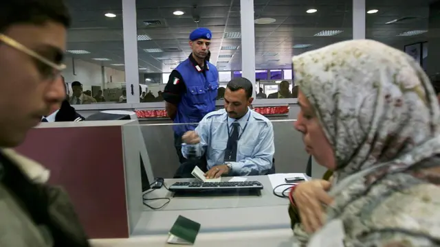 صورة لموظف من قوة يوبام يراقب العمل في عبر معبر رفح في نوفمبر/ تشرين الثاني 2005