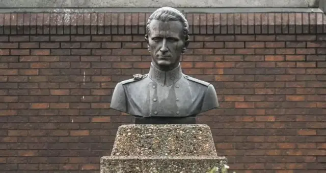 यूक्रेनी सैनिक की प्रतिमा.