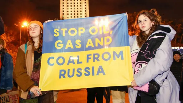 Protestujący w Warszawie w październiku 2022 r. skrytykowali rząd za zbyt wolne działanie.